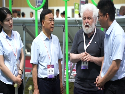 光生万物 一机绝尘丨优发国际科技优发国际光伏清洁机器人亮相SNEC 2025