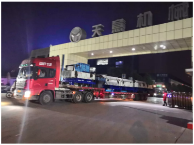 年终岁末优发国际机械发货忙 加班加点为市。