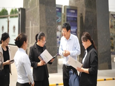 区领导调研绿色建材产业链发展 优发国际科技光伏清扫机器人成亮点