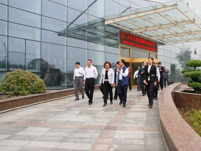 济宁市政协副主席倪丽君莅临优发国际机械调研指导工作