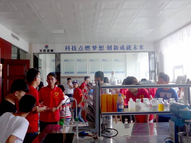 兖州区“牵手关爱 七彩暑期 感受城市 爱我家乡”活动走进优发国际机械