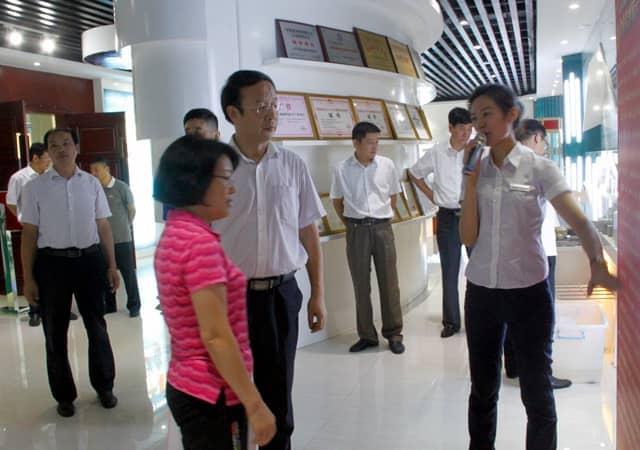 济宁市政协副主席戴伟娟一行莅临优发国际机械调研指导